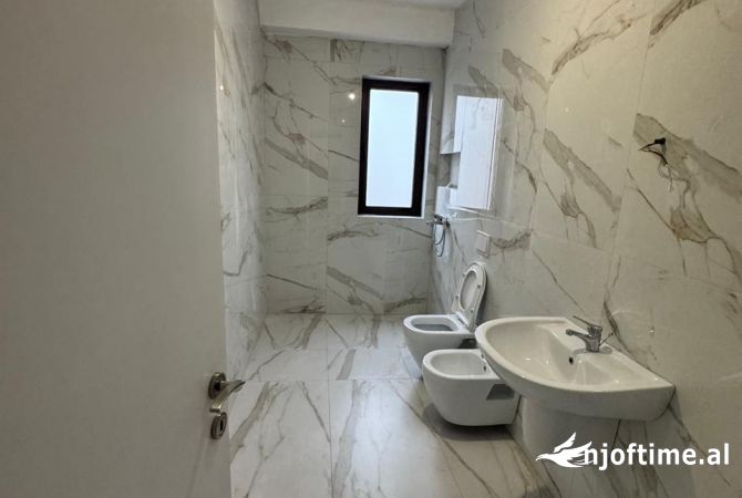 Ambient biznesi me qera 3+1 ne Tirane - 650 Euro