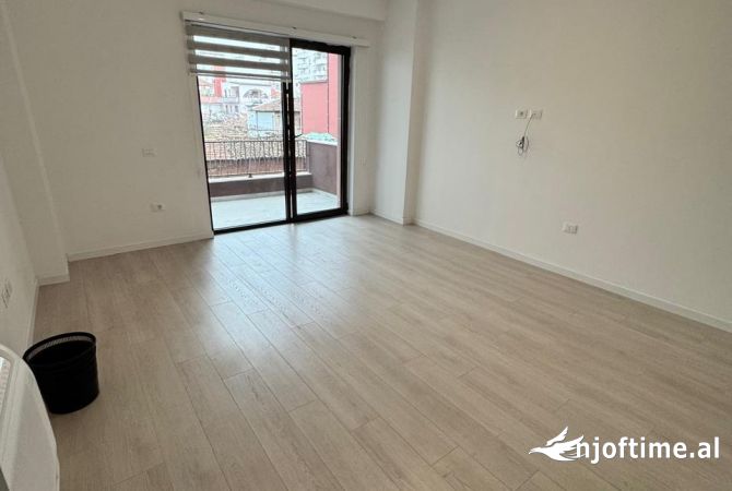 Ambient biznesi me qera 3+1 ne Tirane - 650 Euro