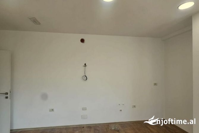Shtepi ne shitje Apartament ne Tirane, 2+1, Mobilimi Bosh, pa mobiluar, Pagesa 250,000  Euro.