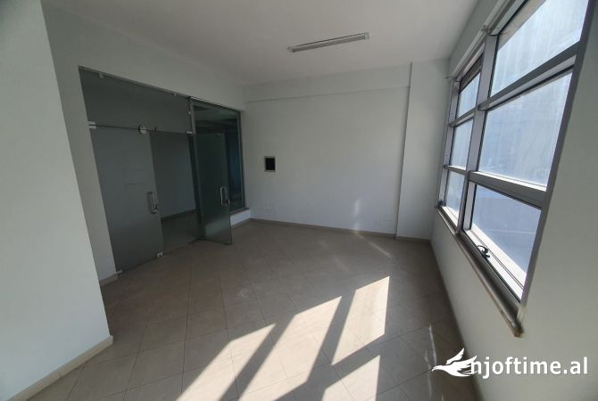 Jepet me qera zyra 30 m2 te Zogu i Zi