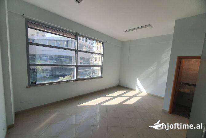 Ambient biznesi me qera 3+1 ne Tirane - 400 Euro