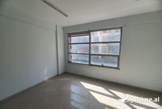 Ambient biznesi me qera 3+1 ne Tirane - 400 Euro