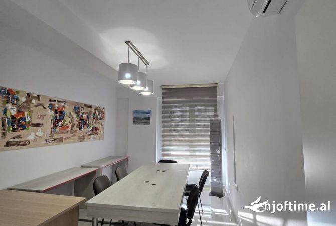 Jepet me qera ambient 2+1 per zyra prane Myslym Shyrit