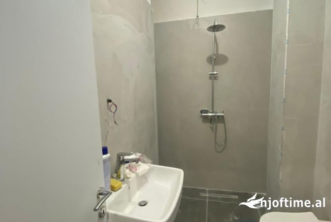 JEPET ME QERA APARTAMENT 1+1 PER ZYRE TE SHKOLLA E KUQE