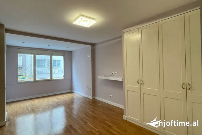Shtepi me qera Apartament ne Tirane, 2+1, Mobilimi Pjeserisht e mobiluar, Pagesa 950  Euro.