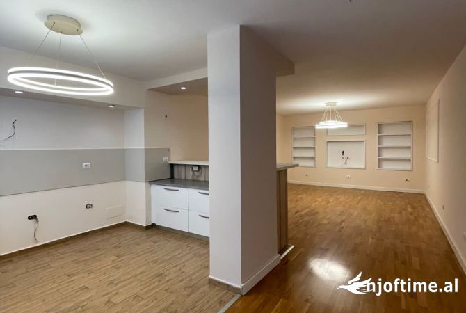 Shtepi me qera Apartament ne Tirane, 2+1, Mobilimi Pjeserisht e mobiluar, Pagesa 950  Euro.