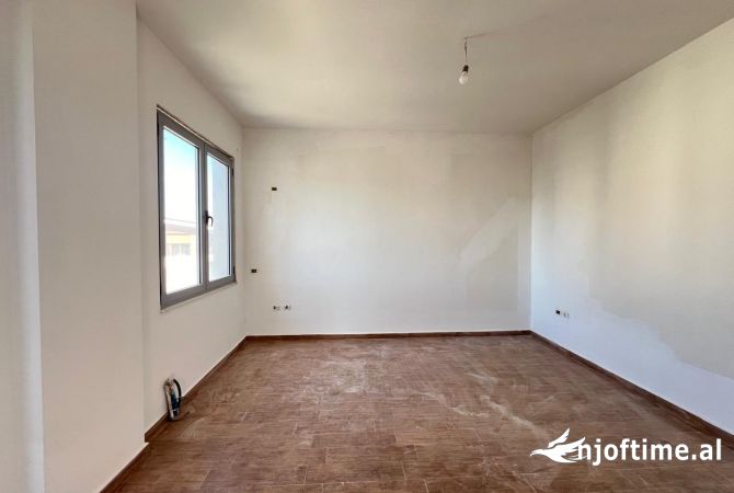Shtepi ne shitje Apartament ne Tirane, 3+1, Mobilimi Bosh, pa mobiluar, Pagesa 131,000  Euro.