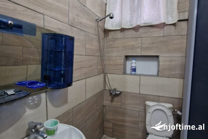 Shtepi me qera Papafingo(kati i catise) ne Tirane, 2+1, Mobilimi E mobiluar, Pagesa 40,000  Leke.