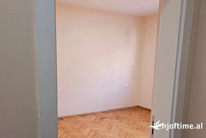 Ambient biznesi me qera 3+1 ne Tirane - 520 Euro
