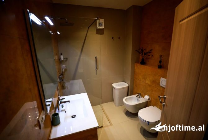 Shtepi me qera Apartament ne Tirane, 2+1, Mobilimi E mobiluar, Pagesa 1,000  Euro.