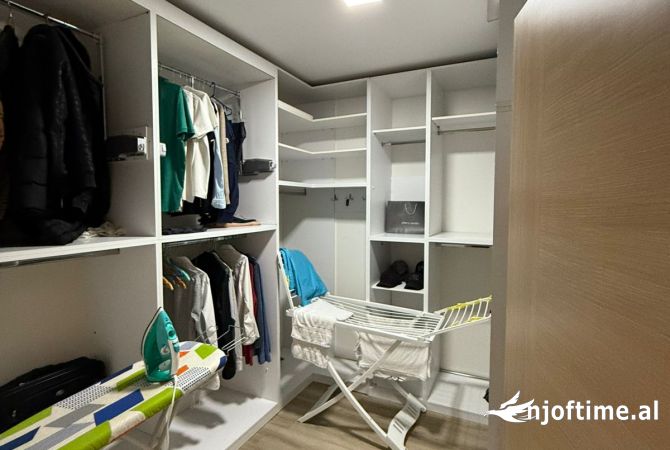 Shtepi ne shitje Apartament ne Tirane, 2+1, Mobilimi E mobiluar, Pagesa 175,000  Euro.