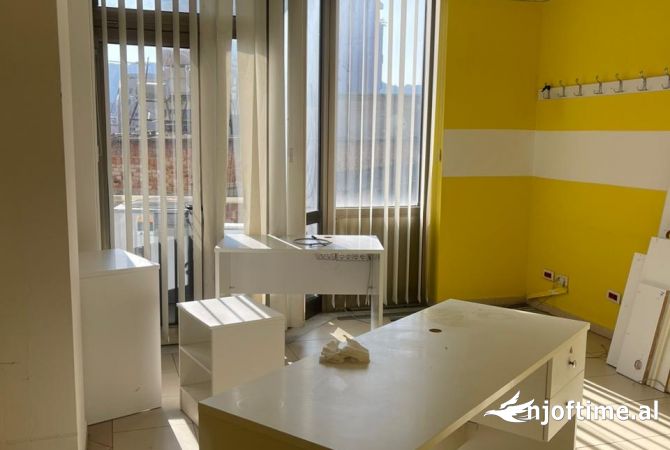 Ambient biznesi me qera 3+1 ne Tirane - 2,260 Euro