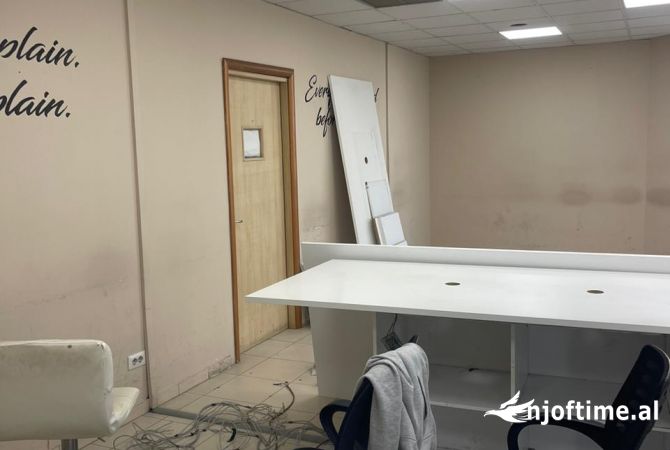 JEPET ME QERA AMBIENT KOMERCIAL, ZYRE PRANE SHESHIT WILLSON