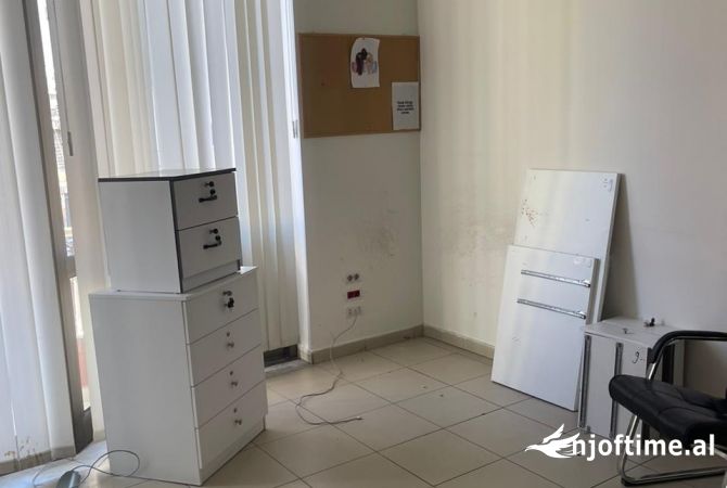 Ambient biznesi me qera 3+1 ne Tirane - 2,260 Euro