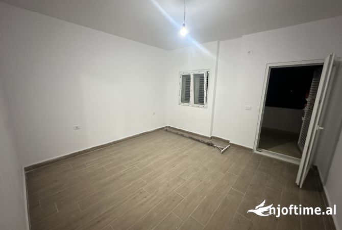 Shtepi ne shitje Apartament ne Tirane, 1+1, Mobilimi Bosh, pa mobiluar, Pagesa 129,000  Euro.