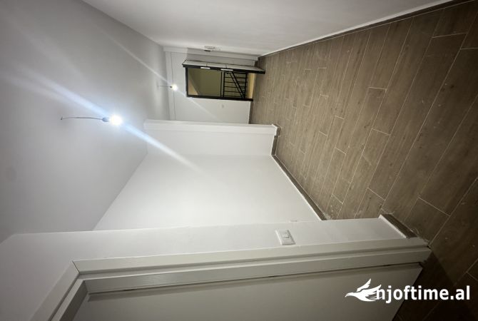 Shtepi ne shitje Apartament ne Tirane, 1+1, Mobilimi Bosh, pa mobiluar, Pagesa 129,000  Euro.