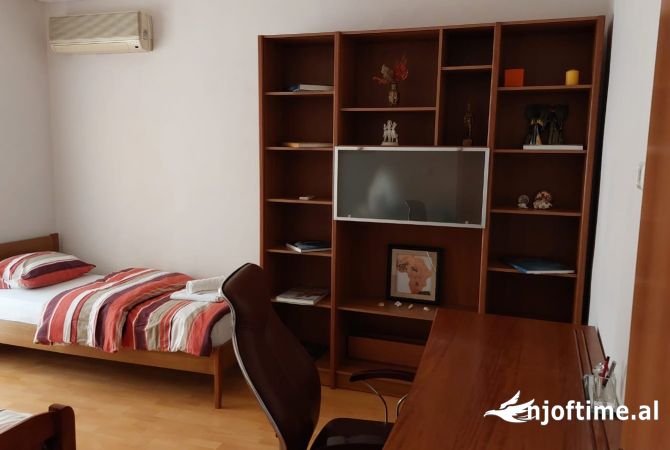 Shtepi me qera Apartament ne Tirane, 2+1, Mobilimi E mobiluar, Pagesa 550  Euro.