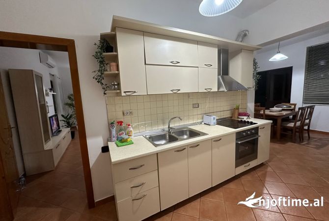 Shtepi me qera Shtepi Private ne Tirane, 2+1, Mobilimi E mobiluar, Pagesa 50,000  Leke.