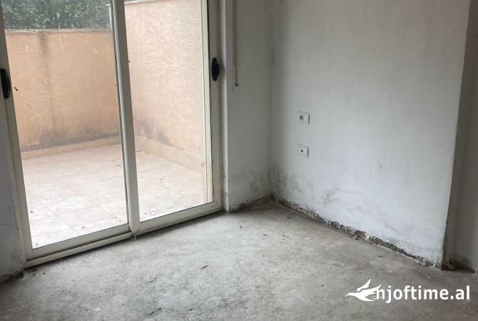 Shtepi ne shitje Apartament ne Tirane, 1+1, Mobilimi Bosh, pa mobiluar, Pagesa 103,000  Euro.