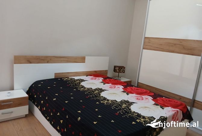 Shtepi me qera Apartament ne Tirane, 3+1, Mobilimi E mobiluar, Pagesa 1,200  Euro.