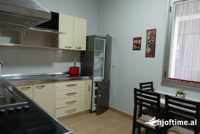 Shtepi me qera Apartament ne Tirane, 3+1, Mobilimi E mobiluar, Pagesa 1,200  Euro.