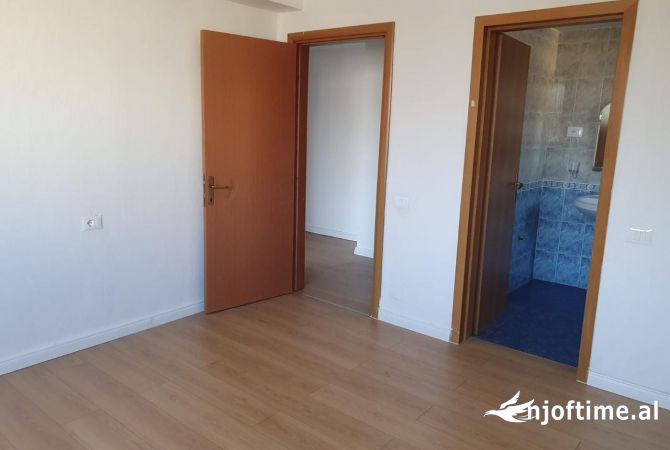 Shtepi me qera Apartament ne Tirane, 2+1, Mobilimi Pjeserisht e mobiluar, Pagesa 800  Euro.