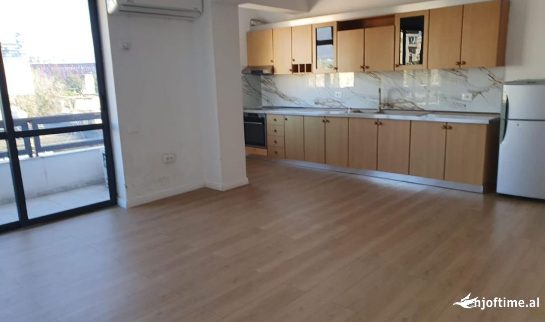 Shtepi me qera Apartament ne Tirane, 2+1, Mobilimi Pjeserisht e mobiluar, Pagesa 800  Euro.