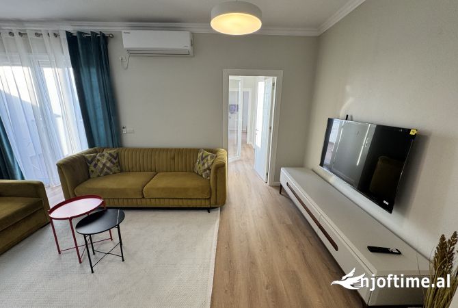 Shtepi me qera Penthose(kati i fundit panoramik) ne Tirane, 1+1, Mobilimi E mobiluar, Pagesa 400  Euro.