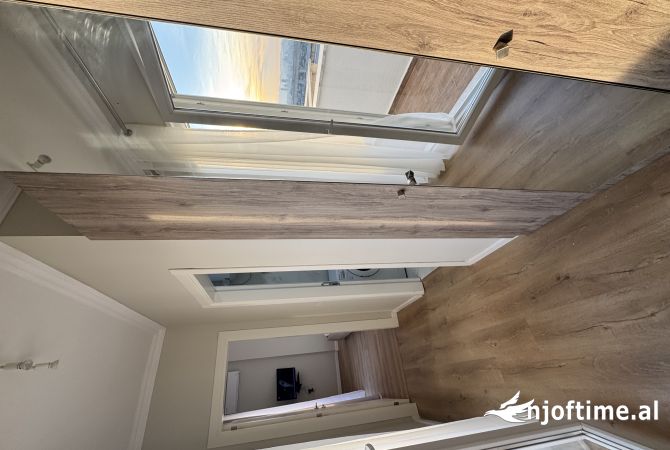 Shtepi me qera Penthose(kati i fundit panoramik) ne Tirane, 1+1, Mobilimi E mobiluar, Pagesa 400  Euro.