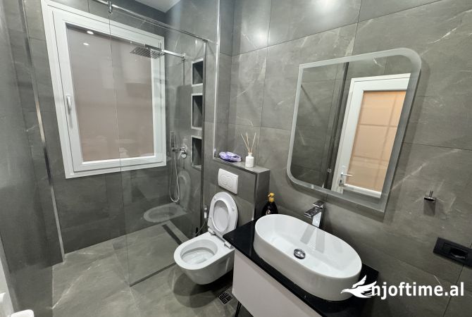 Shtepi ne shitje Apartament ne Tirane, 3+1, Mobilimi E mobiluar, Pagesa 120,000  Euro.