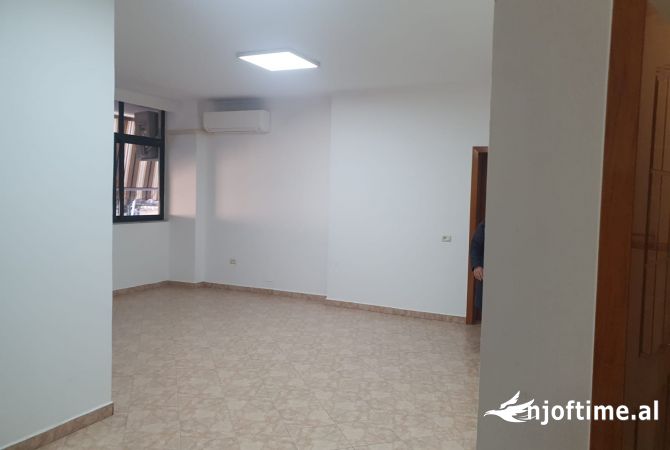 Ambient biznesi me qera 3+1 ne Tirane - 700 Euro