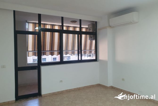 Ambient biznesi me qera 3+1 ne Tirane - 700 Euro