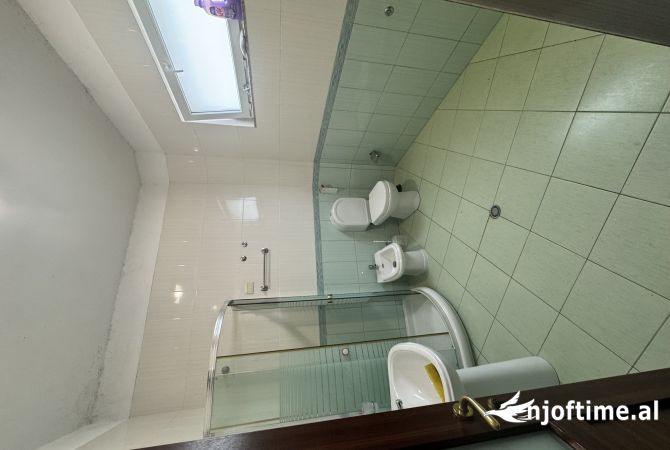 Shtepi me qera Shtepi Private ne Tirane, 4+1, Mobilimi E mobiluar, Pagesa 1,700  Euro.