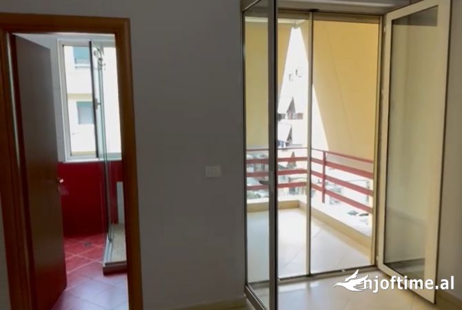 Shtepi me qera Apartament ne Tirane, 3+1, Mobilimi E mobiluar, Pagesa 70,000  Leke.
