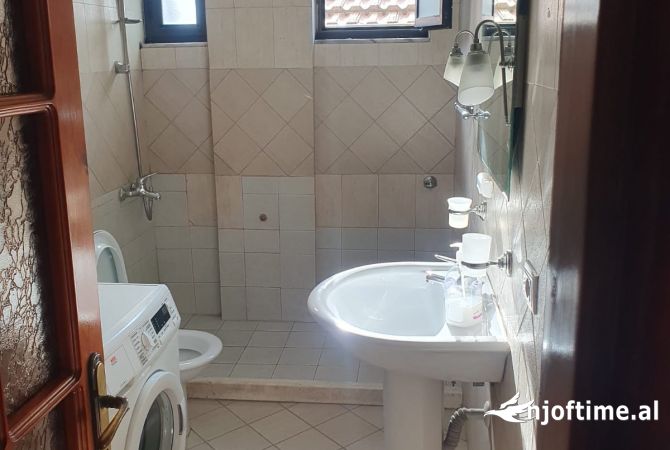 Shtepi me qera Apartament ne Tirane, 2+1, Mobilimi E mobiluar, Pagesa 580  Euro.