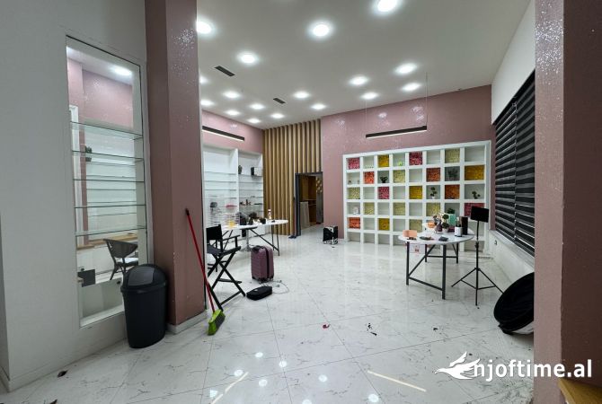 Ambient biznesi me qera 3+1 ne Tirane - 1,400 Euro