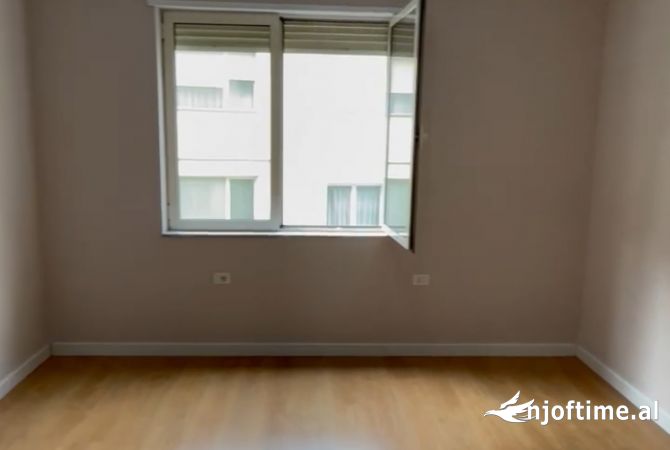 Ambient biznesi me qera 3+1 ne Tirane - 1,350 Euro