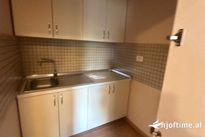 Ambient biznesi me qera 3+1 ne Tirane - 600 Euro