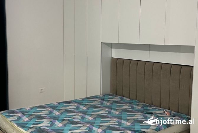 Shtepi me qera Papafingo(kati i catise) ne Tirane, 1+1, Mobilimi E mobiluar, Pagesa 35,000  Leke.