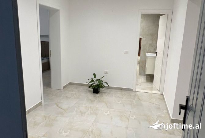 Shtepi me qera Papafingo(kati i catise) ne Tirane, 1+1, Mobilimi E mobiluar, Pagesa 35,000  Leke.