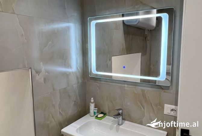 Shtepi me qera Papafingo(kati i catise) ne Tirane, 1+1, Mobilimi E mobiluar, Pagesa 35,000  Leke.