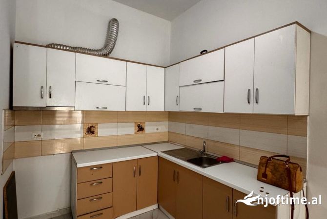 Ambient biznesi me qera 3+1 ne Tirane - 400 Euro