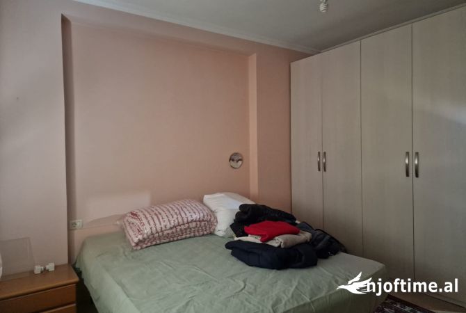 Shtepi ne shitje Apartament ne Tirane, 2+1, Mobilimi Pjeserisht e mobiluar, Pagesa 220,000  Euro.