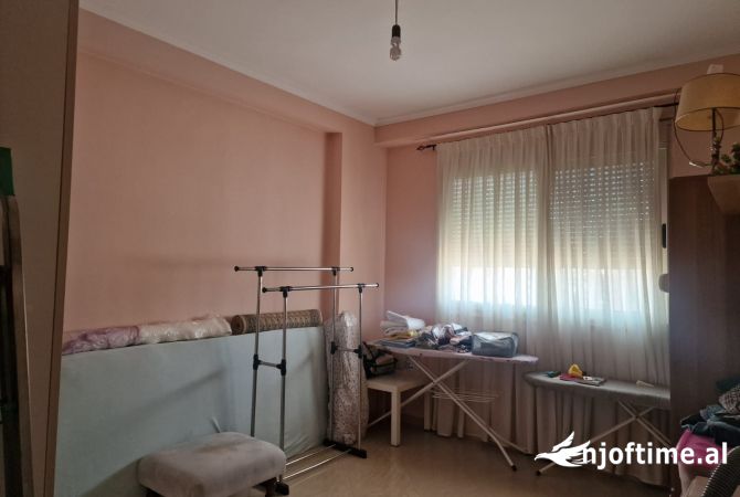 Shtepi ne shitje Apartament ne Tirane, 2+1, Mobilimi Pjeserisht e mobiluar, Pagesa 220,000  Euro.