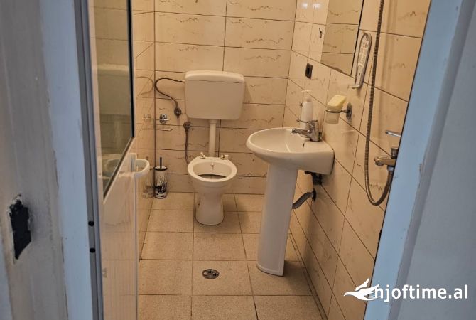 Japim me qera ambient biznesi 70 m2 prane Myslym Shyrit