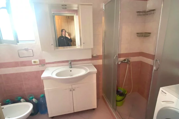 Shtepi me qera Papafingo(kati i catise) ne Tirane, 3+1, Mobilimi Pjeserisht e mobiluar, Pagesa 1,580  Euro.