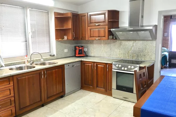 Shtepi me qera 3+1 ne Tirane - 1,580 Euro