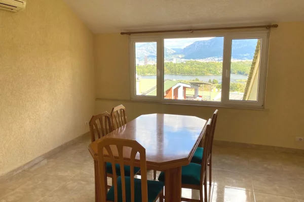 Shtepi me qera 3+1 ne Tirane - 1,580 Euro