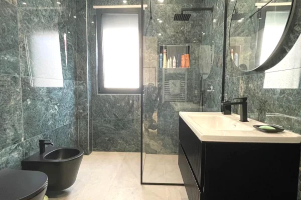 Shtepi me qera Apartament ne Tirane, 2+1, Mobilimi E mobiluar, Pagesa 1,300  Euro.