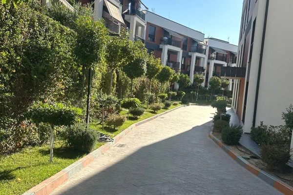 Shtepi me qera Apartament ne Tirane, 2+1, Mobilimi E mobiluar, Pagesa 1,300  Euro.